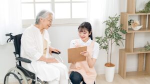 ヘルパーと高齢女性