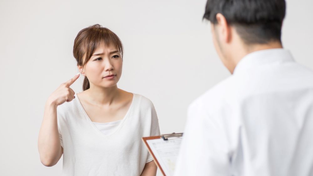 耳鼻科を受診する女性